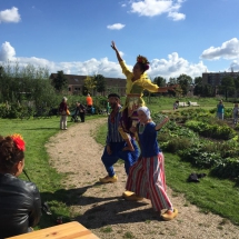 2015 acrobaten tijdens het eerste 7blad festival